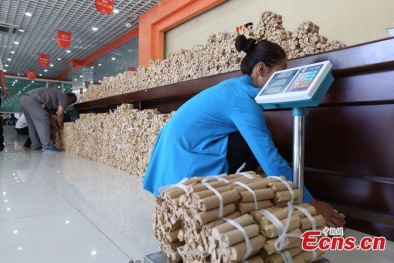 Phát choáng vì khách hàng mang 4 tấn tiền xu đi mua ô tô