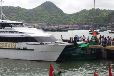 Hải Phòng: Tàu cao tốc chở 108 hành khách lao thẳng vào bờ kè