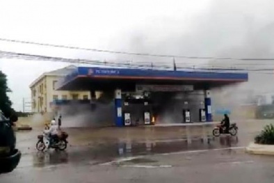 Quảng Ninh: Cây xăng bốc cháy dữ dội, thiêu rụi chiếc xe Minsk