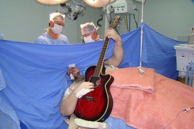 Sốc vì bệnh nhân mải miết chơi đàn trong khi được mổ não 