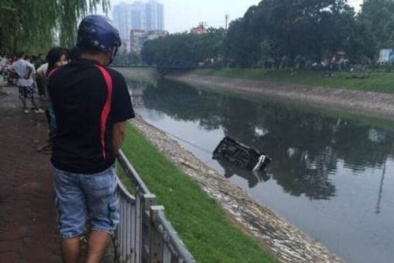 Xe bán tải phơi bụng trên sông Tô Lịch, 1 người chết