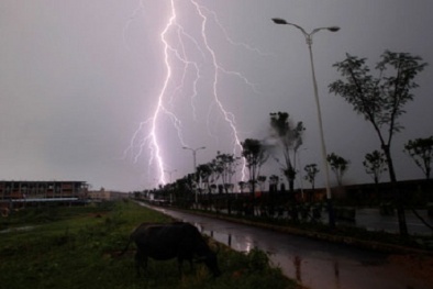 Dự báo thời tiết ngày mai 9/6/2015: Chiều và tối có mưa dông, đề phòng tố lốc 