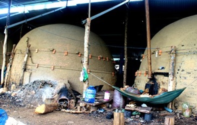 Ngạt thở với lò than và hạt nhựa tái chế