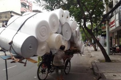 Rùng mình cảnh ông lão xích lô ‘giỡn mặt với tử thần’giữa trung tâm Sài Gòn