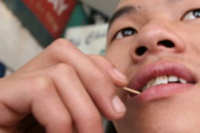 Xỉa răng sau khi ăn: Tưởng sạch hóa bẩn!