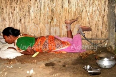 Cha xích con gái như động vật để cấm yêu 