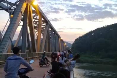 Thanh Hóa: Thanh niên bỏ xe máy, gieo mình xuống sông Mã