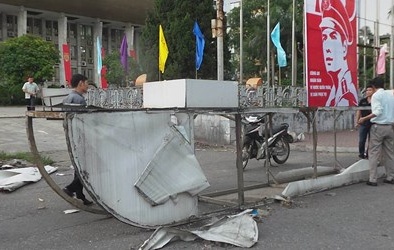 Hà Nội: Cổng chào bằng sắt đổ ập xuống 2 người đi đường