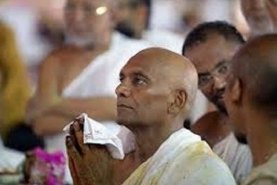 Triệu phú Ấn Độ bỏ tài sản hàng trăm triệu USD để…đi tu