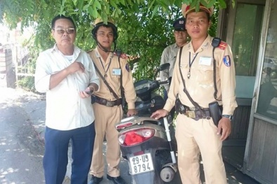 CSGT trấn an, cứu kịp 3 người định nhảy cầu Chương Dương tự tử