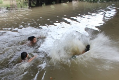 Đau lòng cảnh cha ngụp lặn suốt 5 giờ mò xác con trai chết đuối