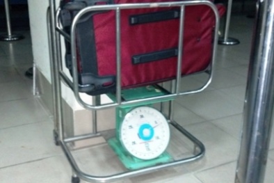 Nữ hành khách chửi bới, đạp vào nhân viên sân bay Tân Sơn Nhất