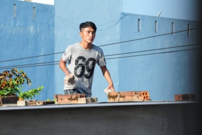 Quảng Ngãi: Thanh niên 'ngáo đá' leo lên nóc nhà dân chọi đá công an
