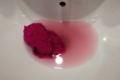 Thuốc nhuộm vẫn phai từ khăn mặt sau 3 tháng sử dụng