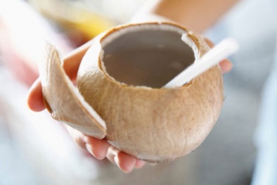 Nguy hiểm chết người vì uống nước dừa sai cách