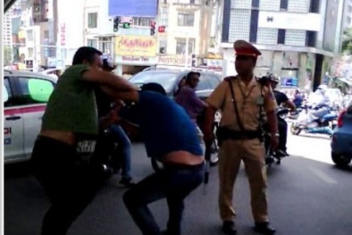 Video: Cảnh sát giao thông đứng nhìn lái xe VTV đánh nhau