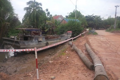 Nghẹn ngào chị ôm chặt em cùng chết đuối dưới hố công trình