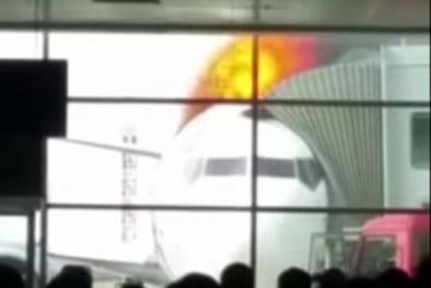 Hành khách sững sờ chứng kiến máy bay bốc cháy nghi ngút 