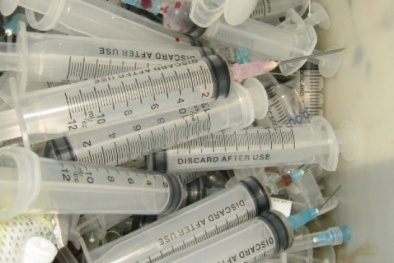 Kinh hoàng nhựa tái chế y tế sử dụng trong dịch vụ ăn uống