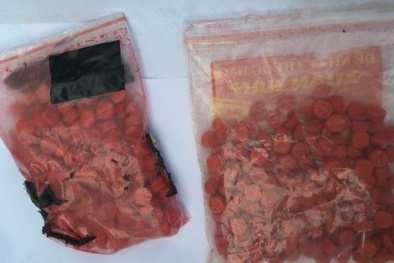 Ôm bọc hồng phiến, xô cảnh sát tìm đường thoát thân