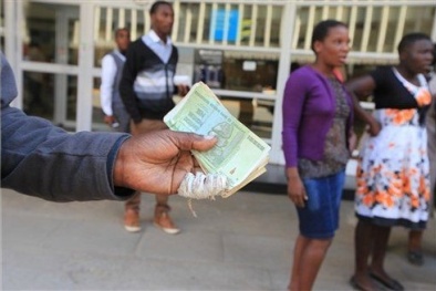 Vì sao 'tỷ phú' Zimbabwe không thích đổi tiền?