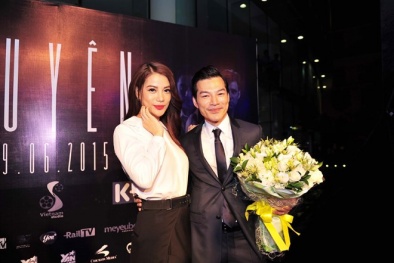Trương Ngọc Ánh mang hoa tặng chồng cũ trong ngày ra mắt phim 'Quyên'