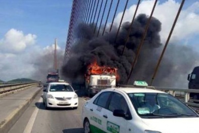 Xe container bốc cháy ngùn ngụt trên cầu Bãi Cháy - TP Hạ Long