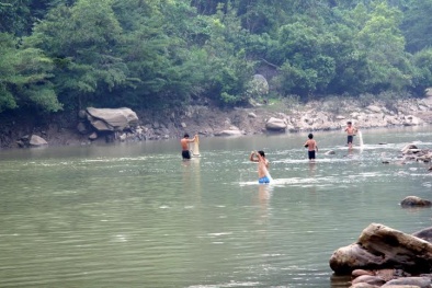 Nghệ An: Hàng chục người bổ đi tìm 2 chị em ruột bị nước cuốn trôi