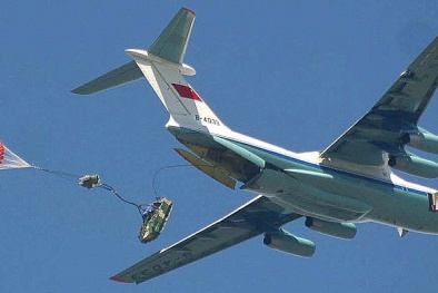 Xe thiết giáp 8,2 tấn của Nga đứt dù, lao thẳng xuống đất