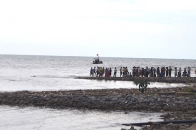 Nghệ An: Đi tắm biển, 2 chị em ruột bị sóng cuốn mất tích