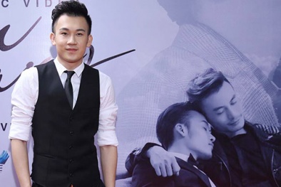 Dương Triệu Vũ rơi nước mắt khi xem MV đồng tính của chính mình