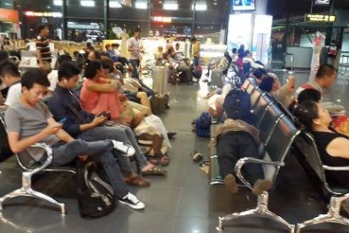 Cảnh nhếch nhác không tưởng  tại phòng chờ ra máy bay ở sân bay Nội Bài