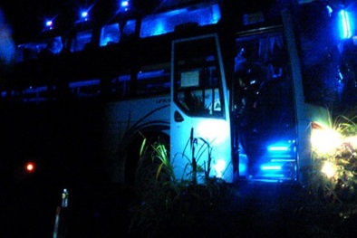 Tránh cú đâm trực diện, xe khách giường nằm suýt lao xuống vực