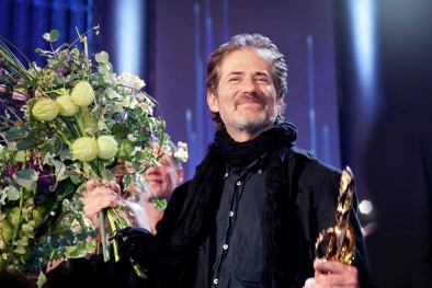 Tác giả 'My heart will go on' qua đời trong một tai nạn máy bay