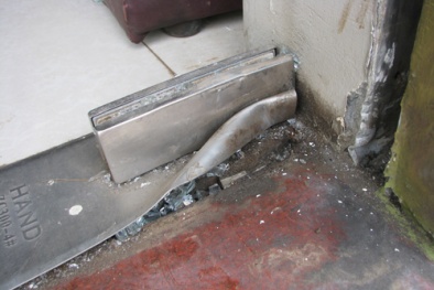 Phát hiện một quả mìn to như trứng ngỗng trước cửa quán karaoke