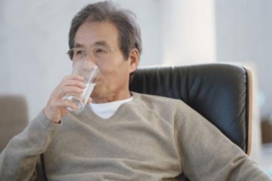 Uống một cốc nước vào ban đêm có thể phòng nhiều bệnh