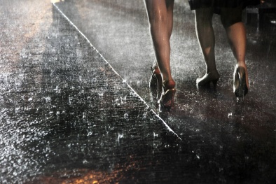 Tránh sét đánh: Không nên đi cạnh nhau trong cơn giông