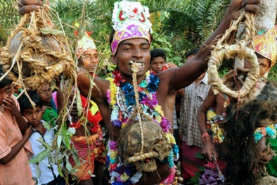 Rùng rợn nghi lễ quật mộ, xách đầu lâu tham gia lễ hội ở Ấn Độ