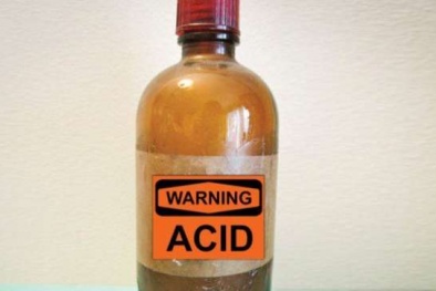 Ép bạn uống và tắm axit vì mâu thuẫn kinh doanh