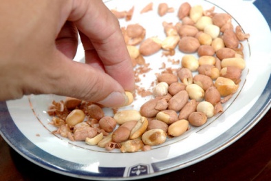 Mẹ bầu ăn lạc giảm nguy cơ dị tật cho thai nhi tới 70% 