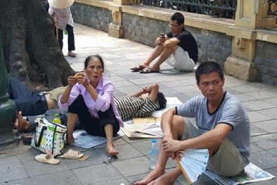 Người nhà bệnh nhân vạ vật trong nắng nóng Thủ đô