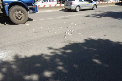 Hà Nội: Nhiều người liều lĩnh lao ra giữa làn đường 'hôi' tiền người chết