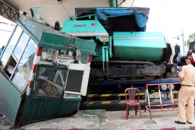 Xe tải quá khổ gây tai nạn hy hữu, kéo sập cabin trạm thu phí