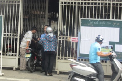 Cánh cửa trường thi mở toang khi thí sinh đang làm bài thi môn Toán