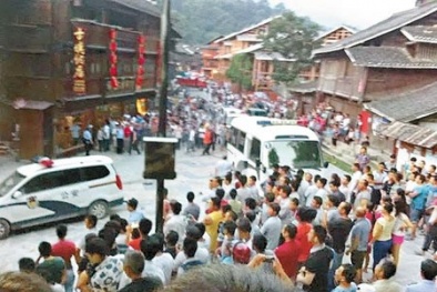 Cảnh sát Trung Quốc hứng ‘mưa’ gạch đá từ người dân