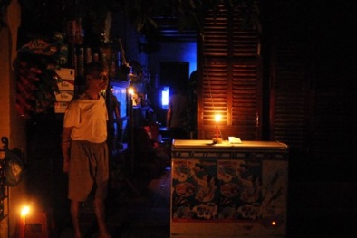 Liên tục cắt điện ban đêm, dân vừa than vừa sợ...  