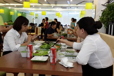 Kinh tế khởi sắc, người dân 'bạo tay' mua sắm