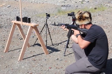 Thử độ bền của điện thoại iPhone bằng súng AK-47