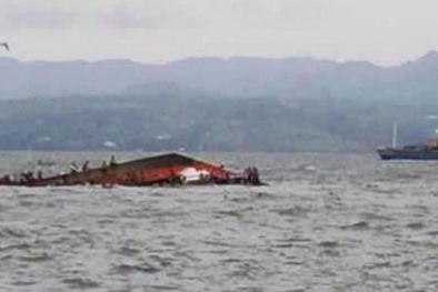 Clip: Phà chở 173 người ở Philippines bị lật khi vừa rời bến
