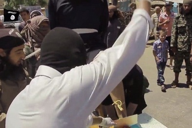 IS tung video chặt tay và bàn chân của 2 tên trộm bằng dao